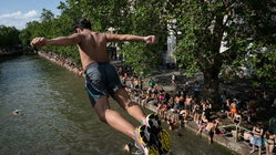 Popular city bans public alcohol amid heat wave as people take risks to cool down Melbourne Private Schools